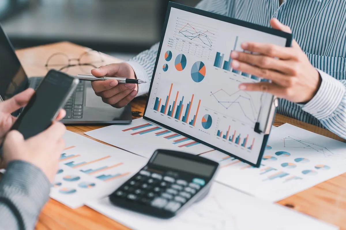 Advisors reviewing growth plans together at a desk